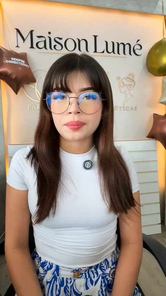 Anúncio educacional sobre lentes digitais e luz azul